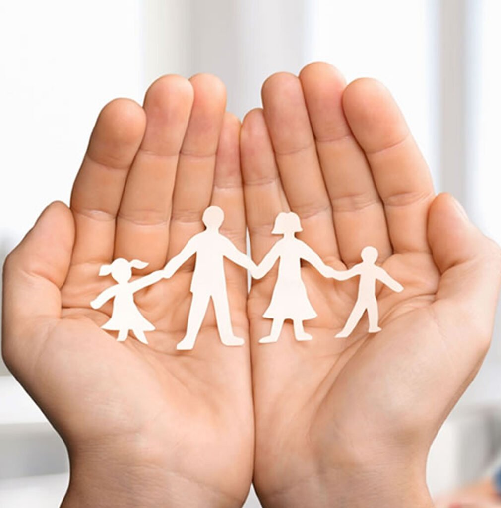imagen de manos sosteniendo una familia de papel